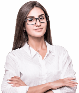 Mulher jovem com postura confiante e profissional. Ela tem cabelos longos, lisos e castanhos, usa óculos de armação preta e está vestida com uma camisa social branca, levemente translúcida, de mangas compridas. Seus braços estão cruzados à frente do corpo, o que transmite uma atitude de segurança e competência.